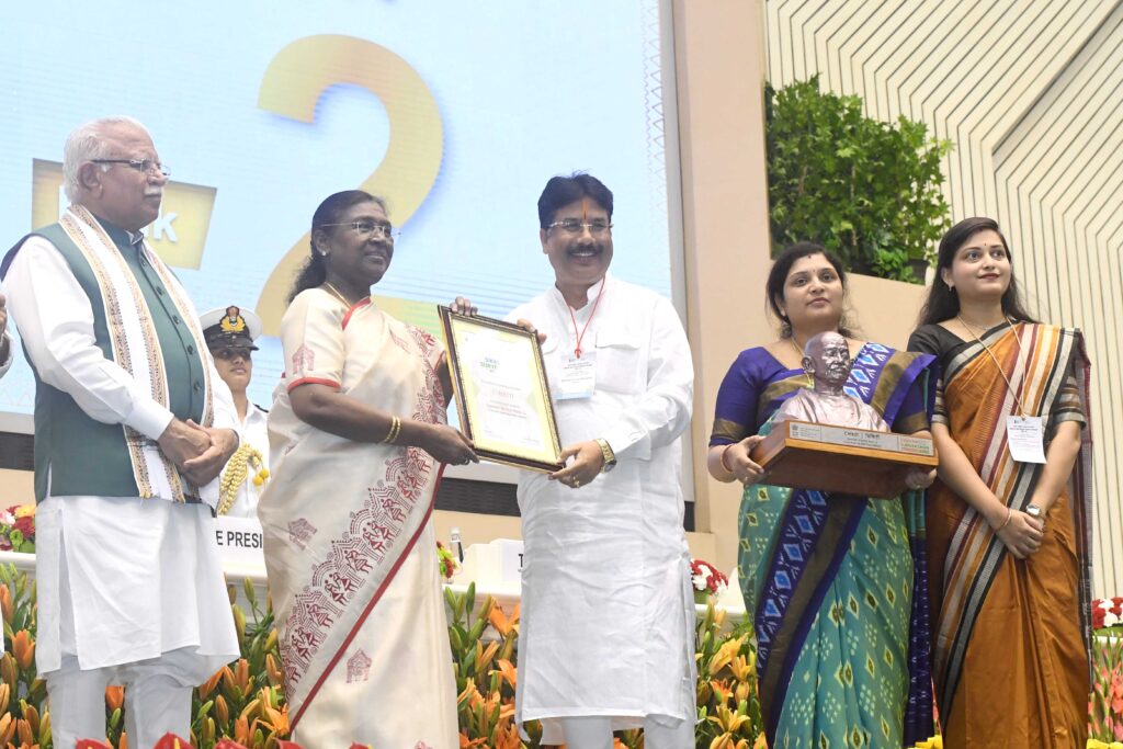 President of India Droupadi Murmu on Thursday presented the prestigious Swachh Survekshan Awards at a ceremony organized by the Ministry of Housing and Urban Affairs in New Delhi.
