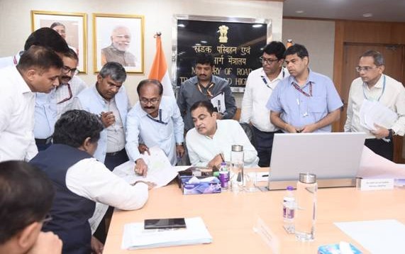 Gadkari Reviews High-Speed Corridors, BOT Highway Projects in Maharashtra