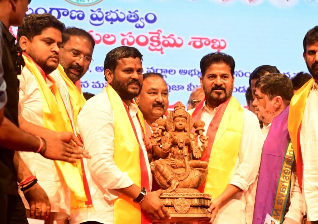Telangana Chief Minister A. Revanth Reddy with Minister Vakiti Srihari and other leaders at Pandaga Sayanna Mudiraj’s birth anniversary celebrations in Hyderabad on Thursday.